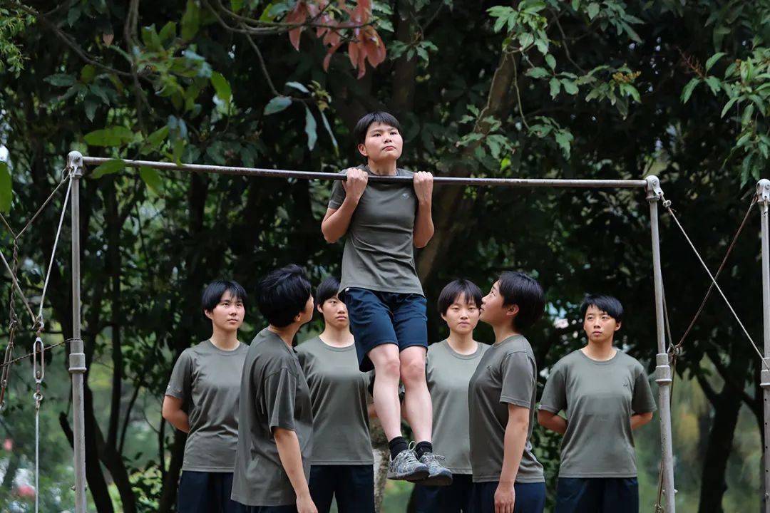 44秒的优异成绩 ▲李媛勇夺女兵3000米跑第一名 单杠曲臂悬垂1分40秒