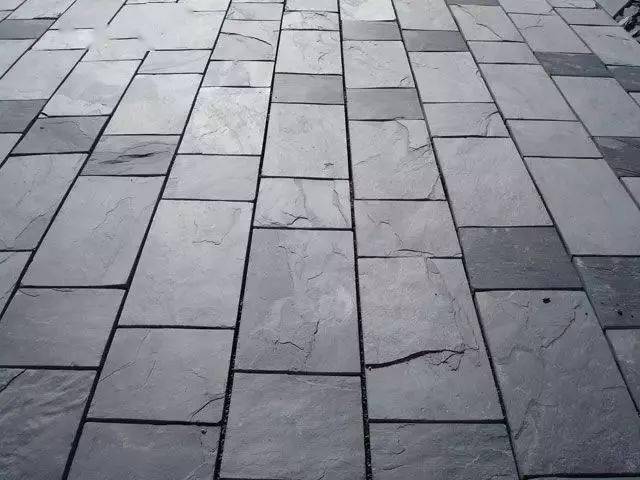 由于每块砖的大小,形状统一,很容易铺出花样,比如人字铺,工字铺,席纹