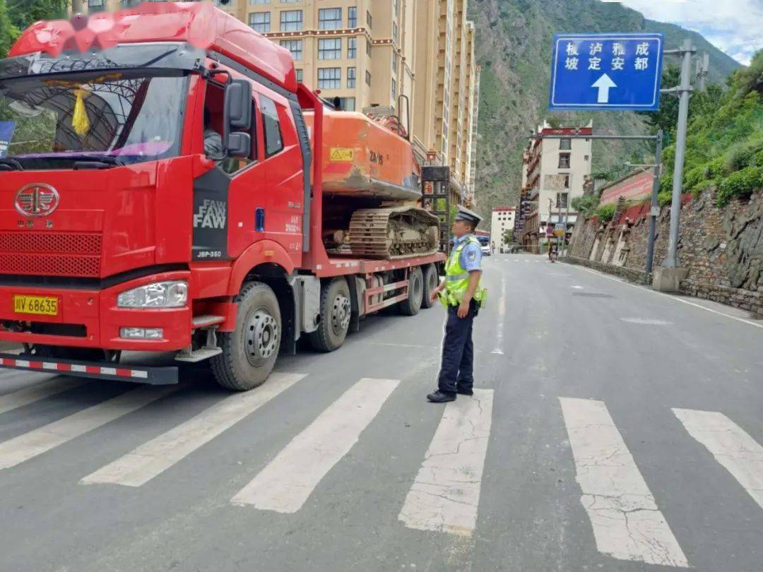 国道350线丹巴段发生泥石流致交通中断,过往车辆请绕行