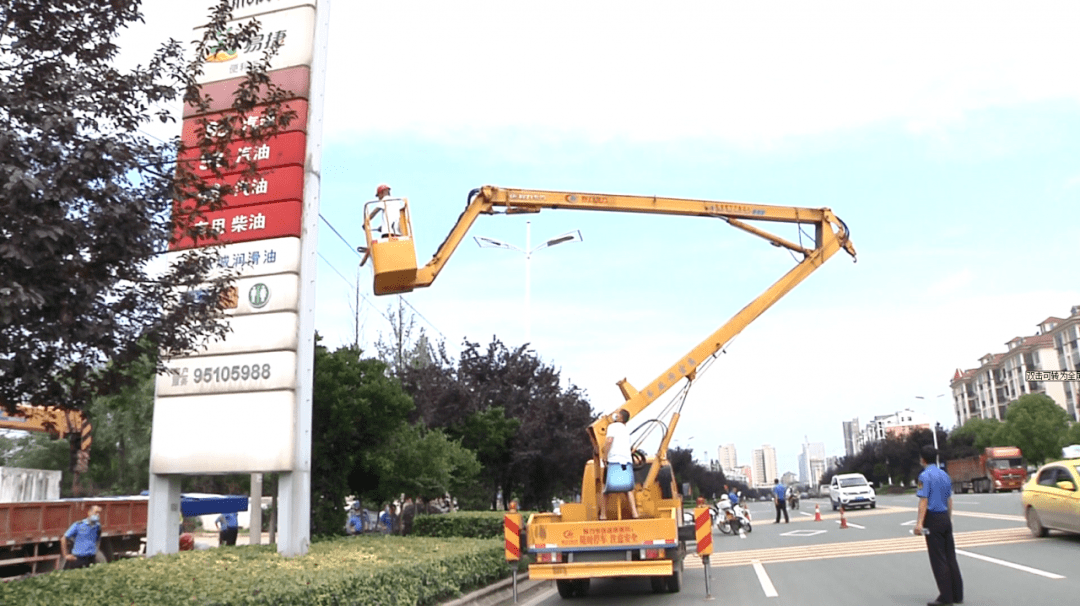 高空作业拆除问题广告牌提升城市颜值
