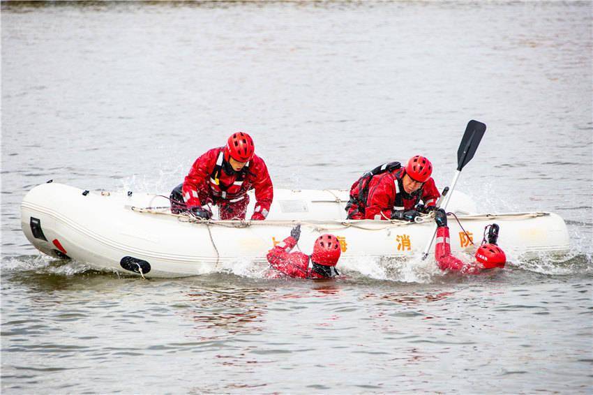 强化开展水域救援训练上海消防拓宽救援灾种保障市民安全