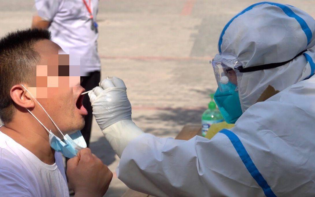 探访北京丰台区一核酸检测点咽拭子采样10秒内完成