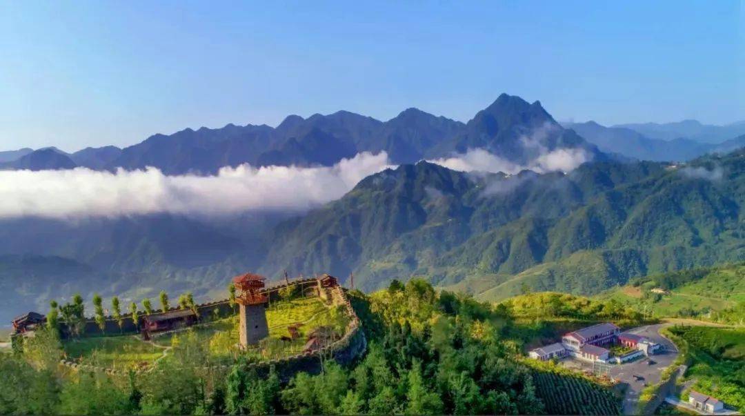 就在山巔看日出日落雲捲雲舒▲營盤山▲馬鹿山雲岫成詩,暈染故事竹溪