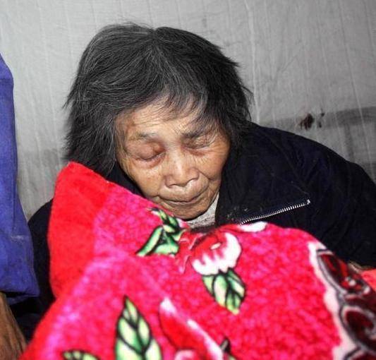 母亲日渐憔悴,经常半夜外出,女儿好奇跟踪,才知道自己已经去世