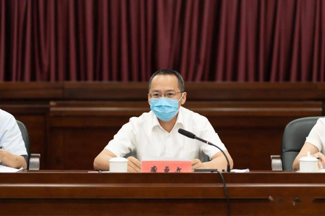 县领导梁昌和,钟发贵,吴泽华,何邵昆,林杭英参加会议.