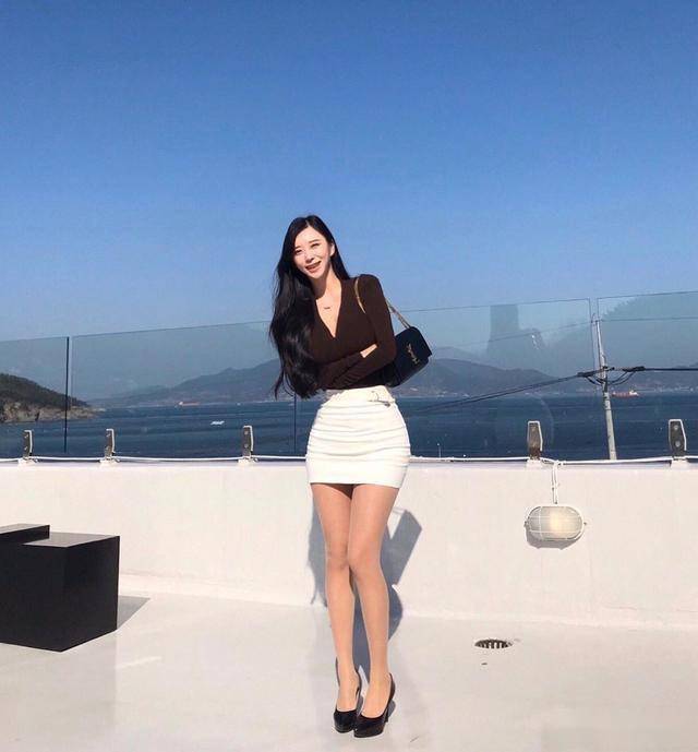 真人版娜美,1米7时尚博主包臀裙展现双s曲线_好身材