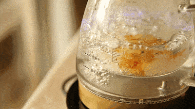 养生最近大热,连一些20几岁的小姐姐们也开始过起了保温杯里泡枸杞的