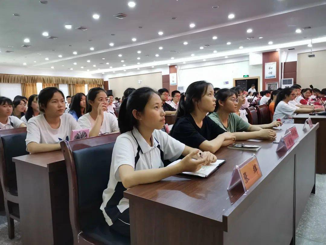 活动伊始,第二十一届研究生支教团贵州分队的刘诗雨老师向同学们介绍