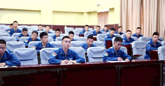 陸軍航空兵學院畢業學員正在觀看網課視頻.喬夢攝