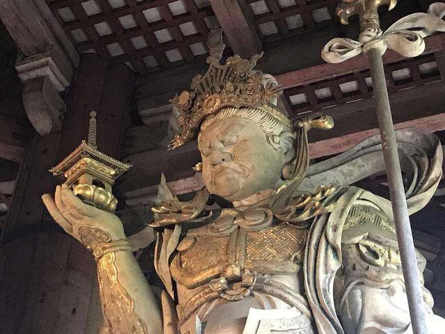 以下这幅图,则是托塔李天王,李靖,汉人自以为的哪吒的爸爸