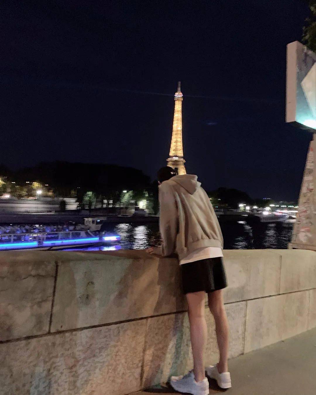 能改善比例的膝上短裤在腿长的李敏镐身上显得他更加修长,在穿着轻便