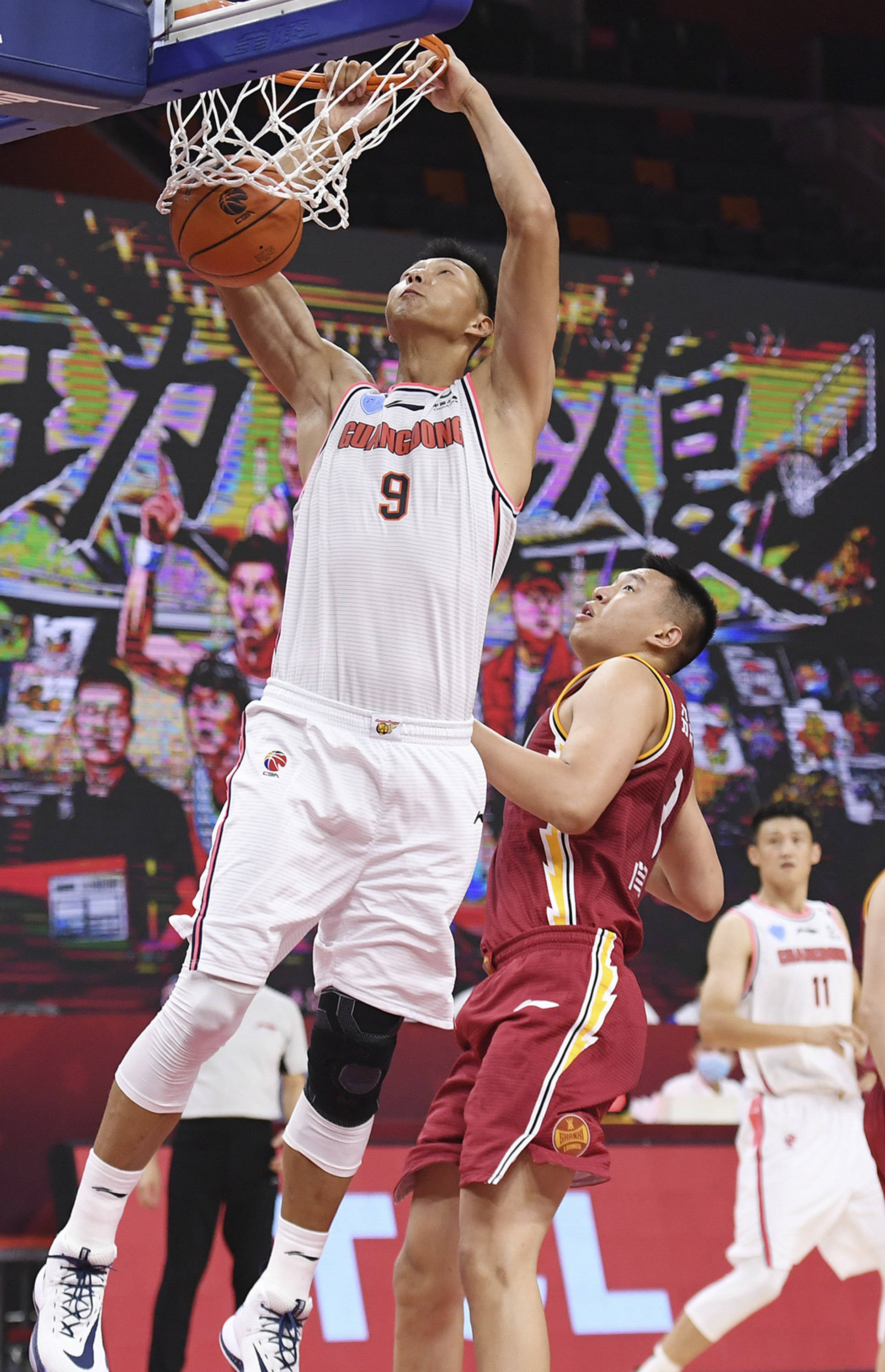 6月20日,广东东莞银行队球员赵睿(右二)在比赛中上篮.