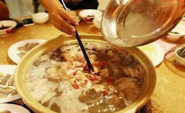 在广东吃蛇肉火锅把榕蛇取片生滚像毛肚一样涮着吃