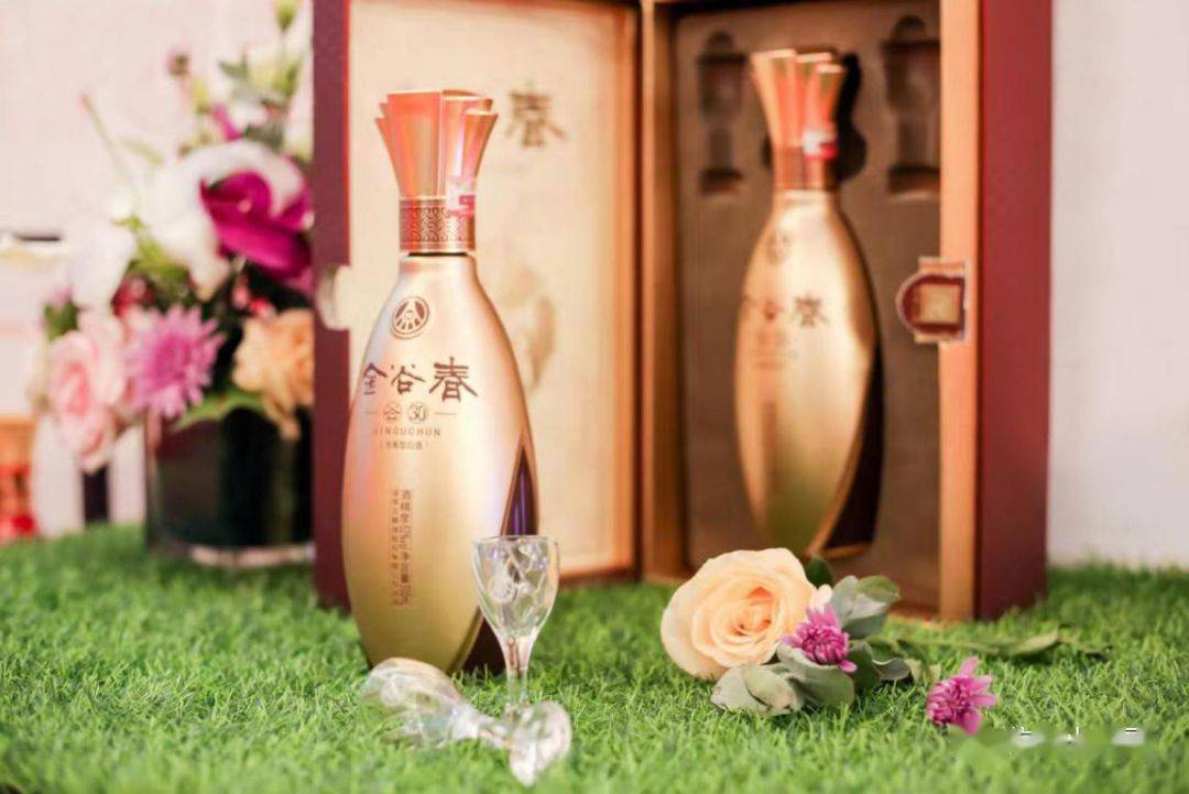 2019年,五谷春酒业确立了"1 2"核心品牌战略,"金谷春"·谷30首当其冲