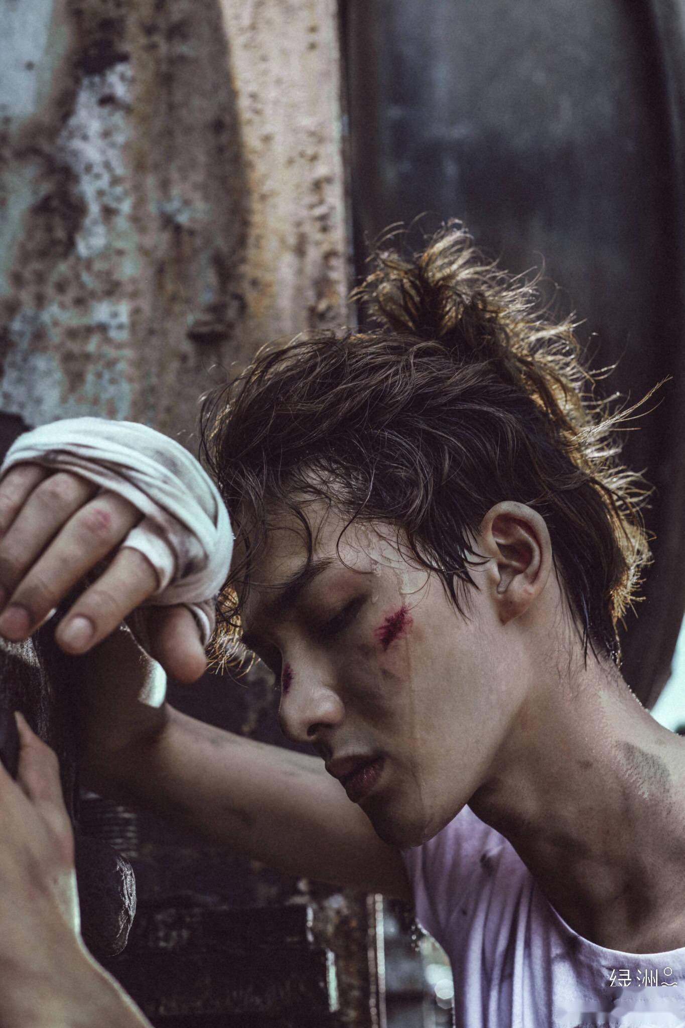 朱正廷工业风大片公开 惊艳战损妆带来强烈的视觉冲击!