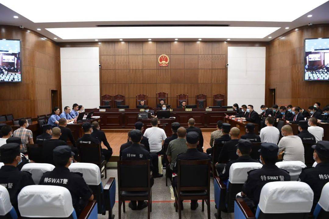 案件四 : 含未成年人涉恶团伙,首要分子为逃避抓捕潜逃国外