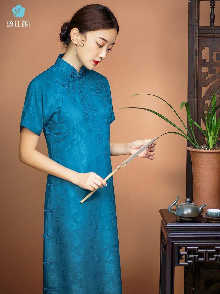 新品种草体验古法旗袍的曼妙