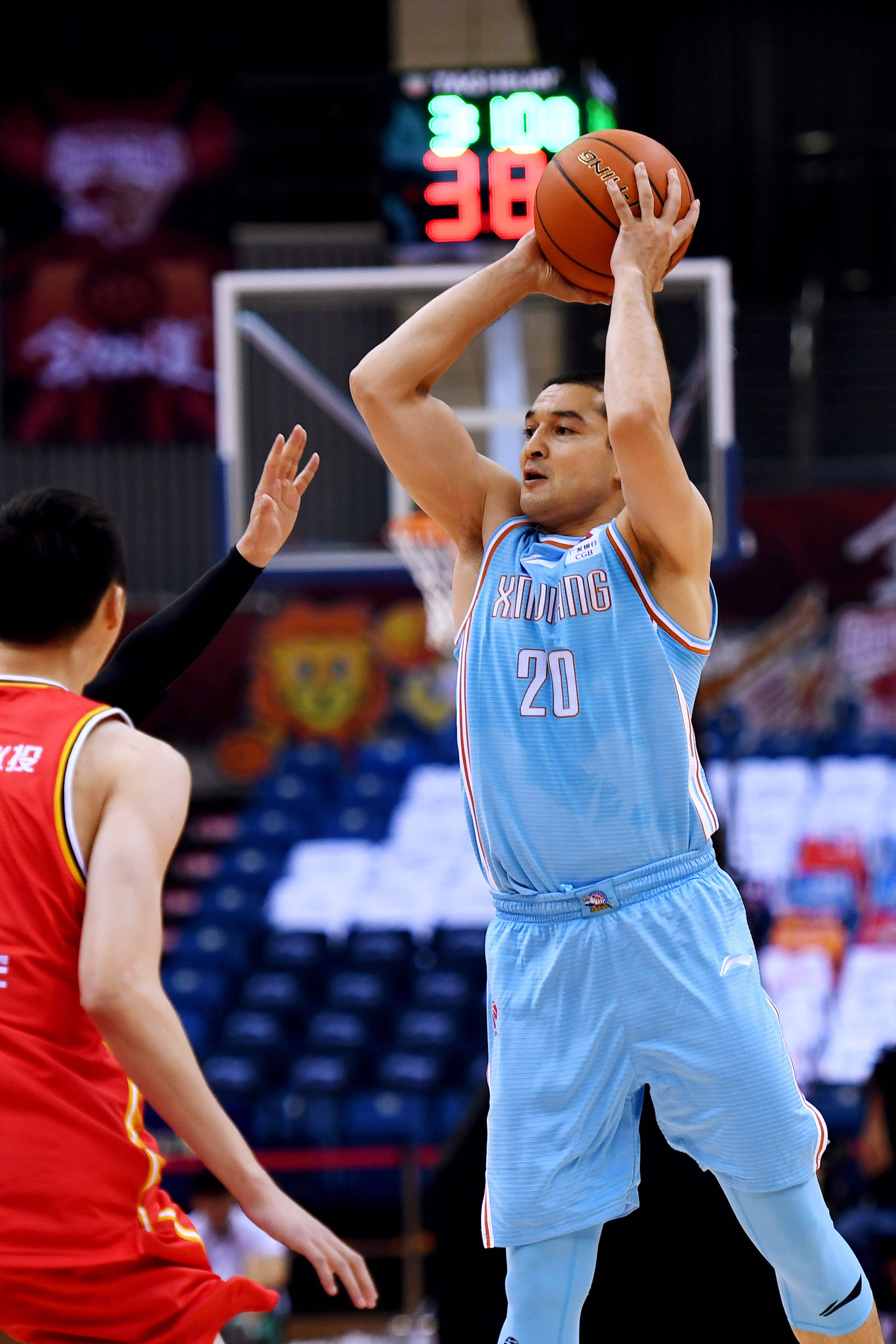 6月22日,新疆伊力特队球员西热力江(右)在比赛中进攻.