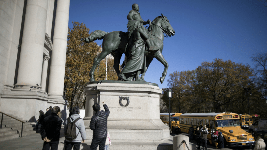 特朗普:太荒谬了,别这么做!_雕像