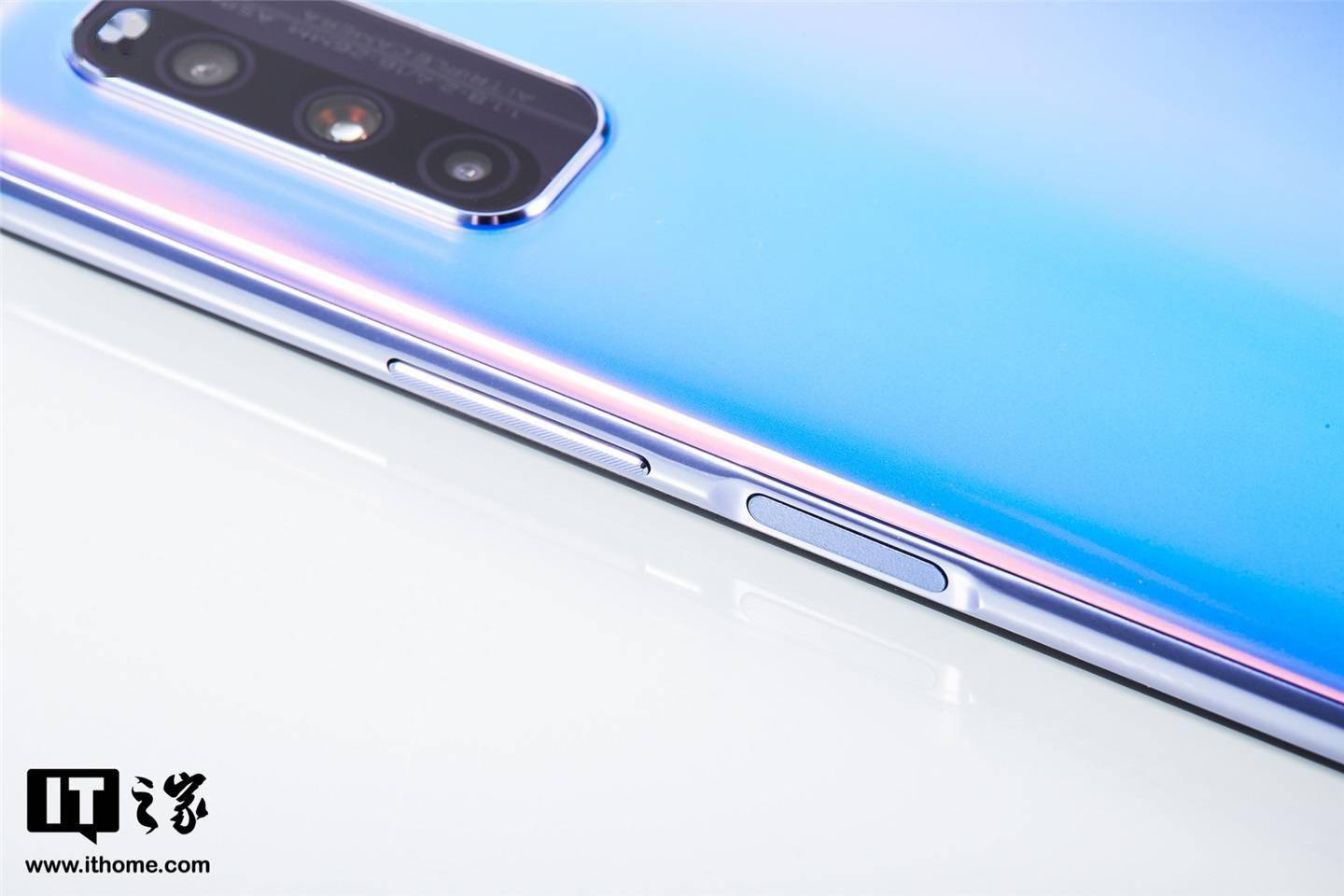 it之家开箱iqooz1幻彩流星配色图赏