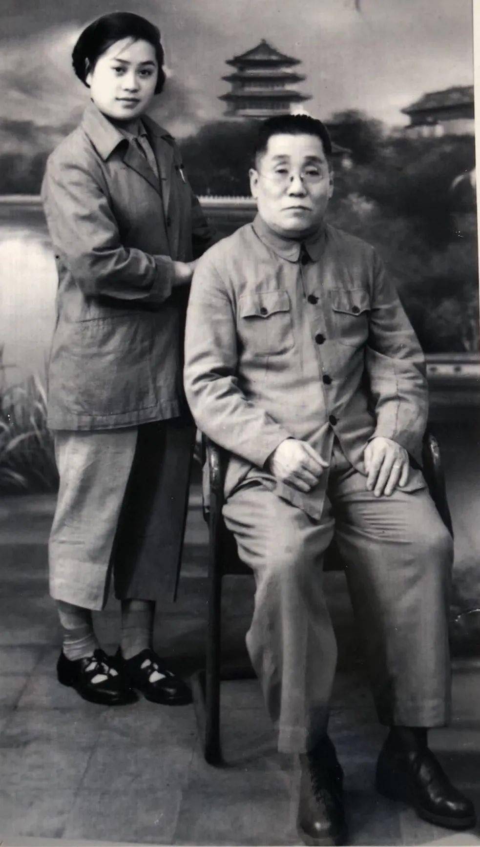 1950年底,汪本贞为了能让赵鸣华拜在老旦李派创始人李多奎大师的门下