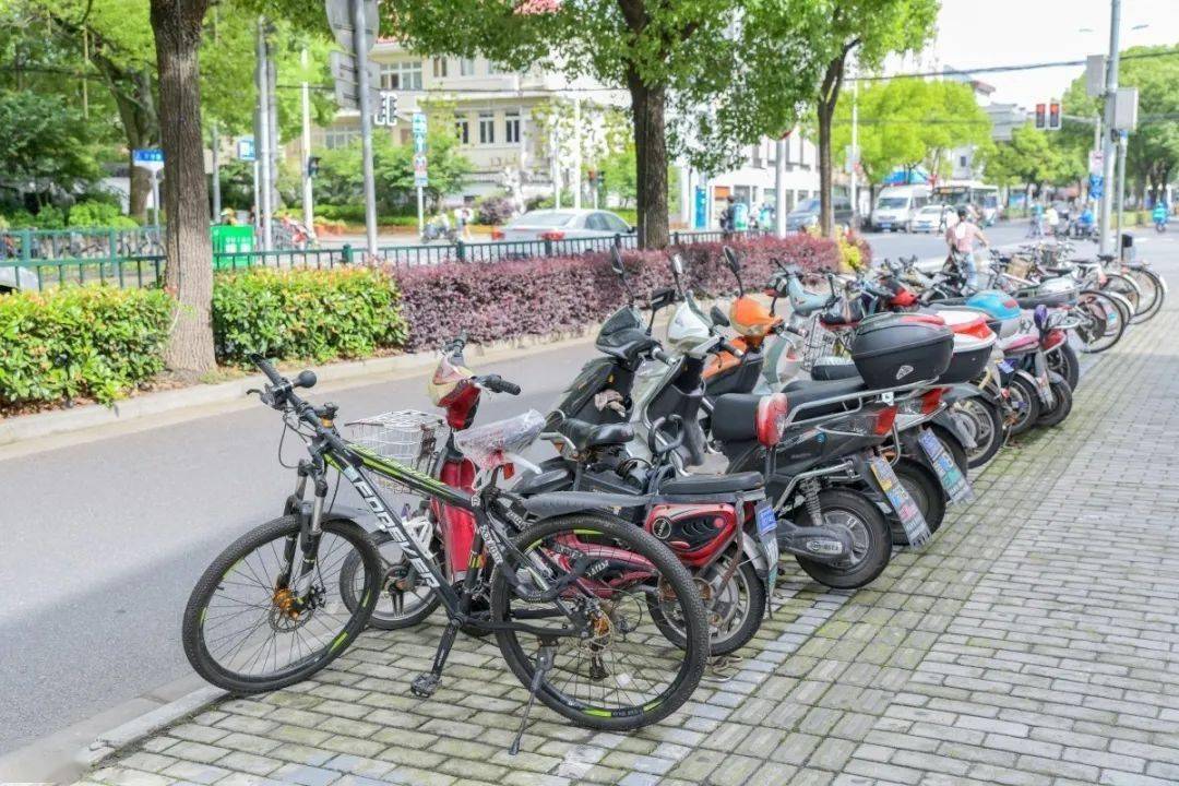 文明创城煞风景的非机动车乱停放顽疾怎么破看川沙新镇如何放大招