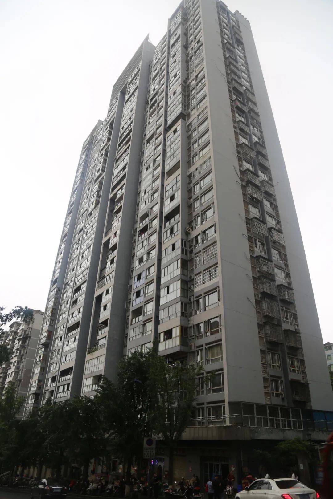 长江国际小区起火 保安员及时处置挽回财产损失