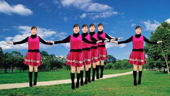 经典金曲萍聚情歌对唱令多少男女陶醉广场舞更好看