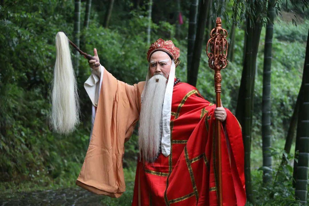 细雨朦胧中山水京剧秀白蛇缘梦昨天在长兴八都岕青山绿水间首次走台