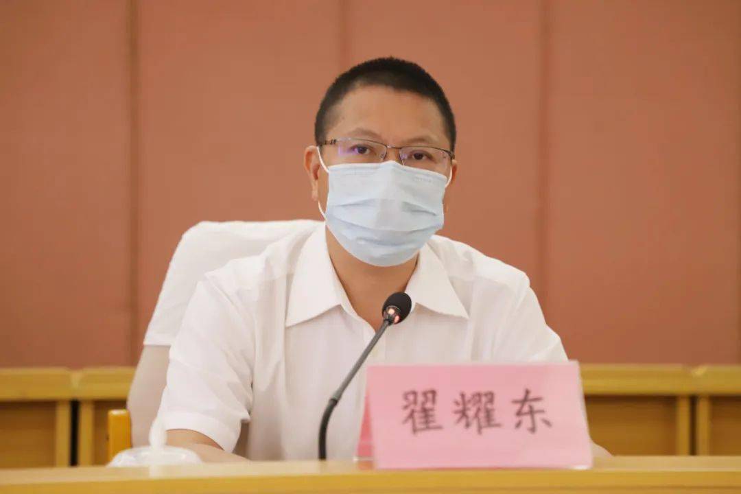 镇委书记翟耀东,镇委副书记,镇长叶冠强等参加了会议.