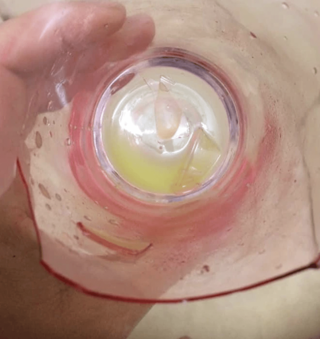 他正在用这个杯子喝水, 幸运的是他没有割破嘴或把玻璃渣吞下去