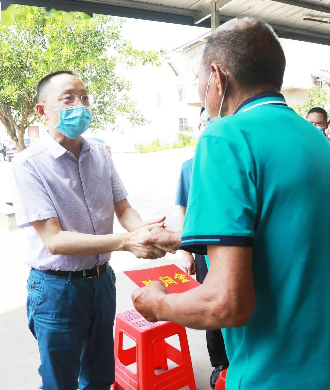 市委常委组织部部长莫怀学深入渠县走访慰问基层党员