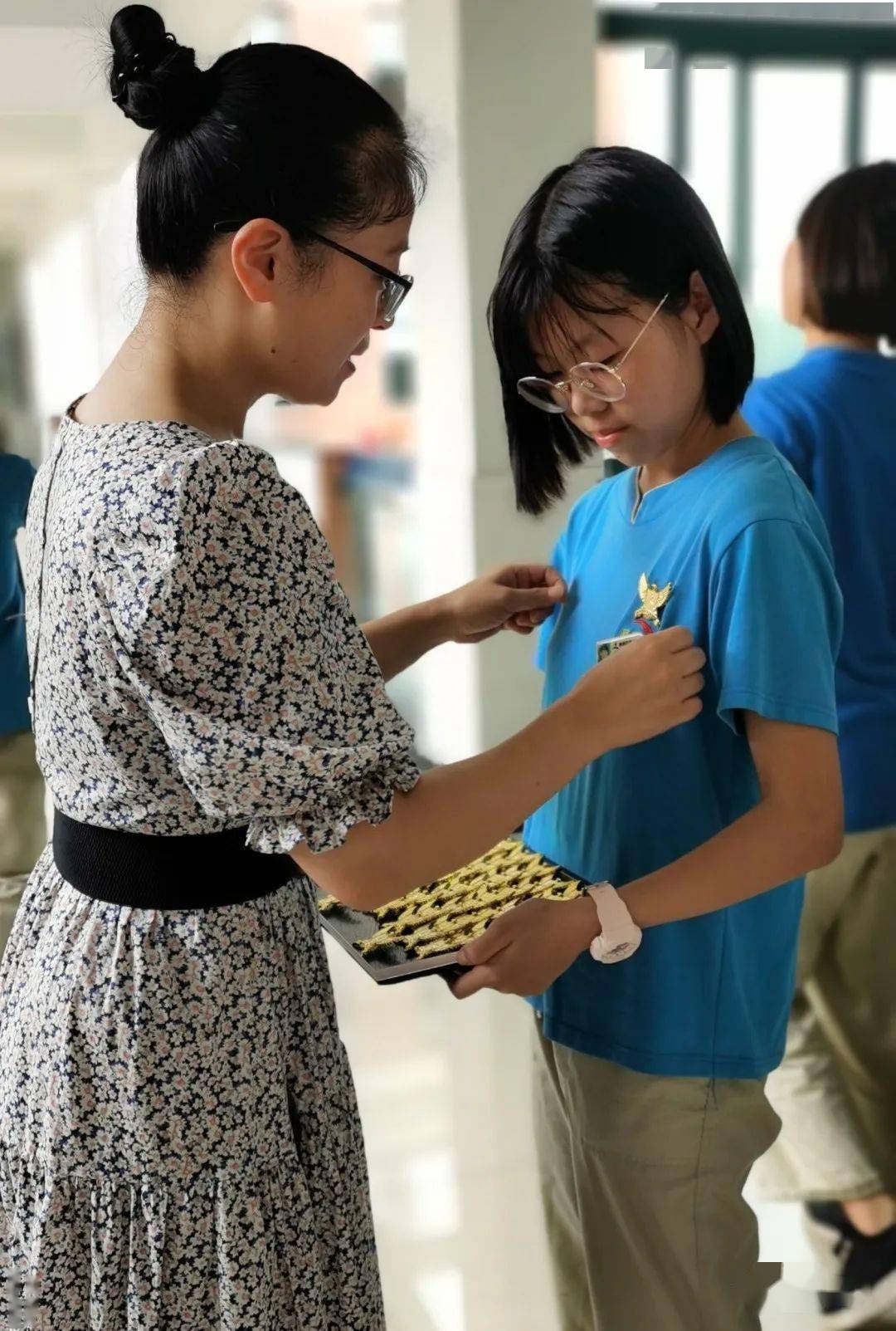 壮观路桥三中千名师生为九年级喊楼助威中考