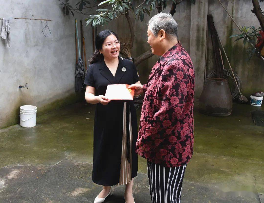 市委组织部副部长林勇,马集镇党委书记邵士翔等陪同慰问.