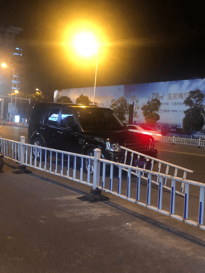昨晚开发区突发一起车祸护栏狠狠插入车头驾驶员却