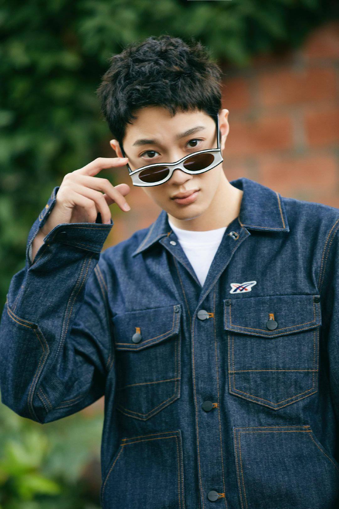 品牌分享赖冠霖新鲜美图 "墨镜一戴,谁都不爱"_偶像