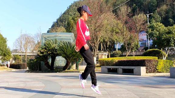 抖音热门鬼步舞《飞鱼九式》帅气,秀秀现学现卖太逗了,你给几分