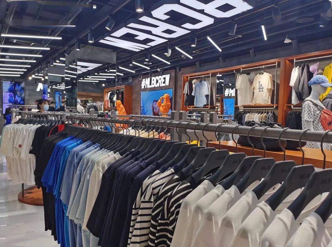 这家mlb店铺依旧承袭了品牌的dna,门店装饰风格展现出其特有的街头