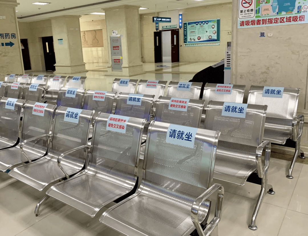 引导市民间隔座位就坐.