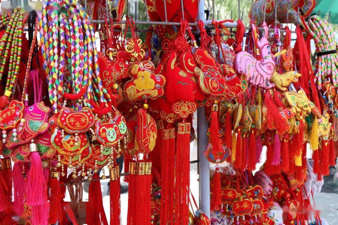 人们吃粽子,缠花绳,挂艾虎,喝雄黄酒也是仲夏的开端每年农历五月