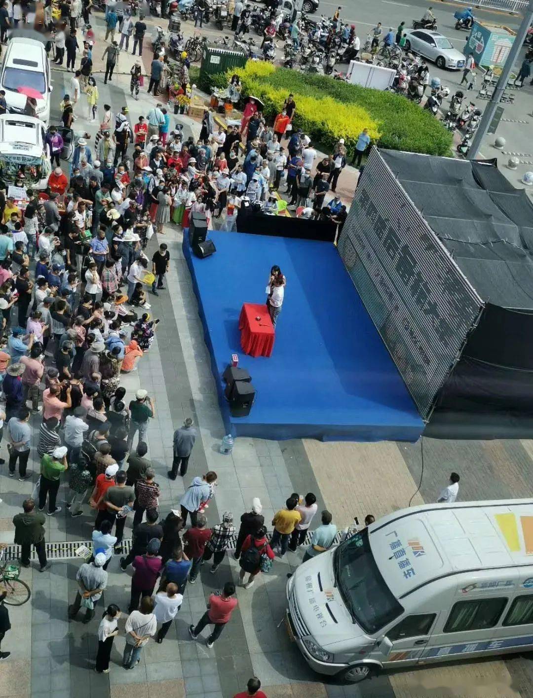 今天,锦州交通广播第四届爱在后备箱大集在万达广场鸣啰开集