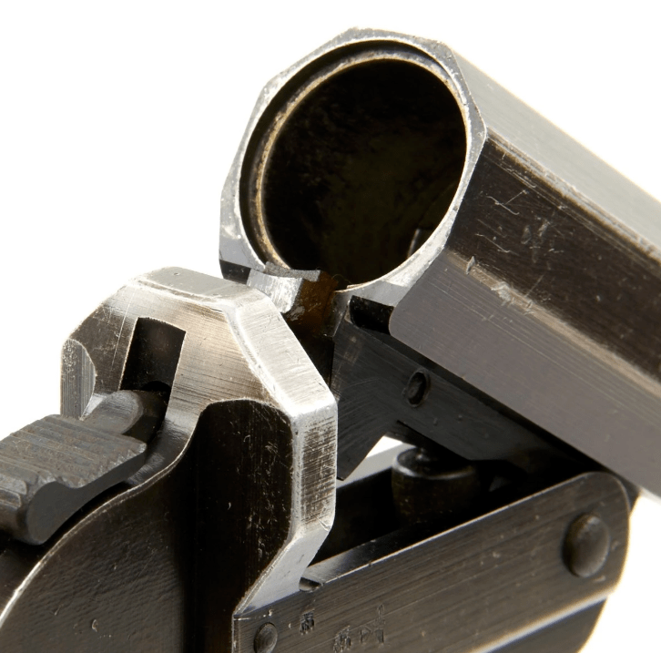 和大部分信号枪一样,wkp在发射信号弹等常规弹药时使用中间对折式后膛