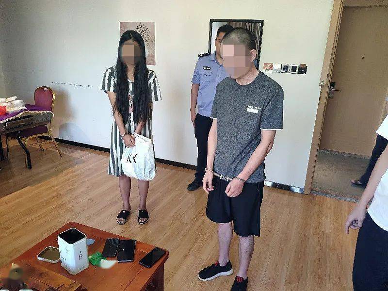 梅州10名吸毒男男女女当场被抓._手机搜狐网