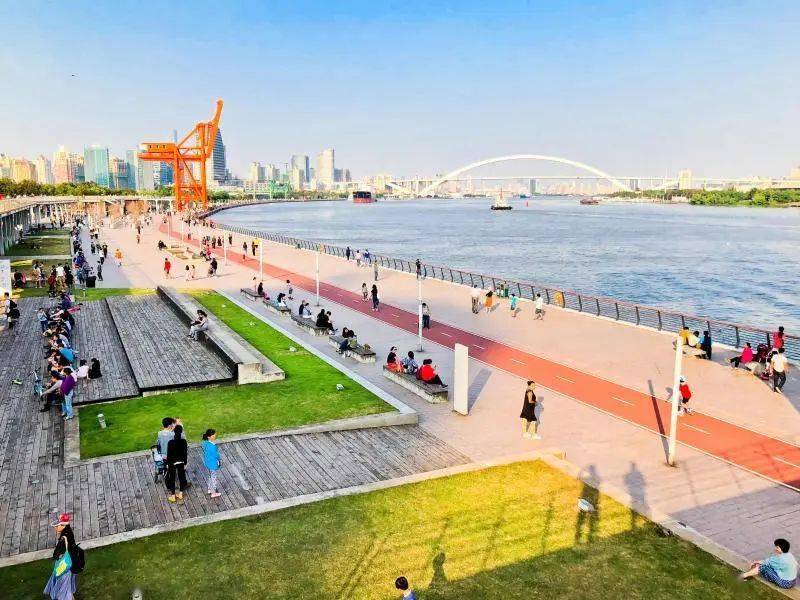 在黄浦江边打卡夜跑,到十七棉看巴黎时装秀,上海这些年变了太多!