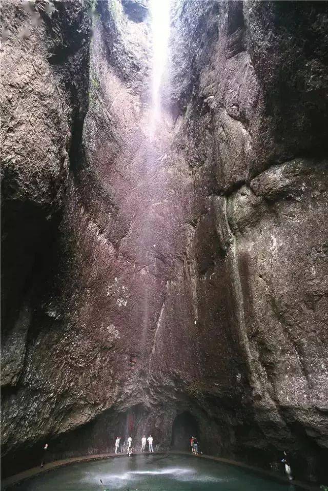 燕尾瀑位于雁荡山能仁村,相比雁荡山其他瀑布,燕尾瀑胜在形状独特