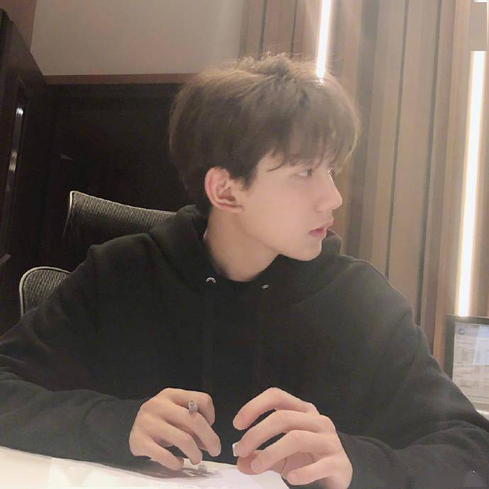 女友视角拍摄的王源,给你讲数学题温柔又安静