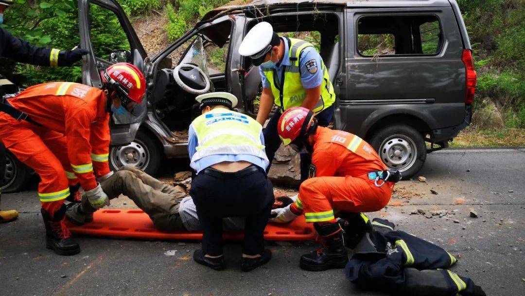 通化县开展道路交通事故应急演练