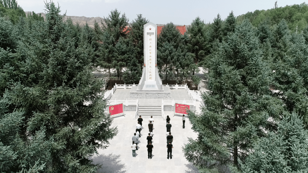 红西路军永昌战役纪念馆,苍松翠柏,庄严肃穆,广场中央纪念碑上的中国