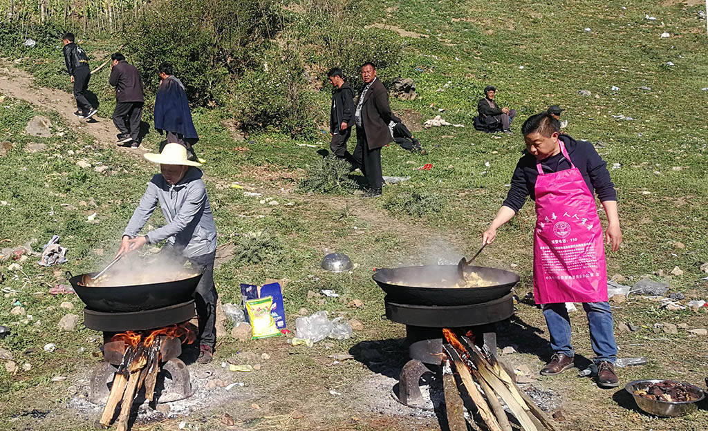 在覺撒鄉博作村,楊永林在盤點