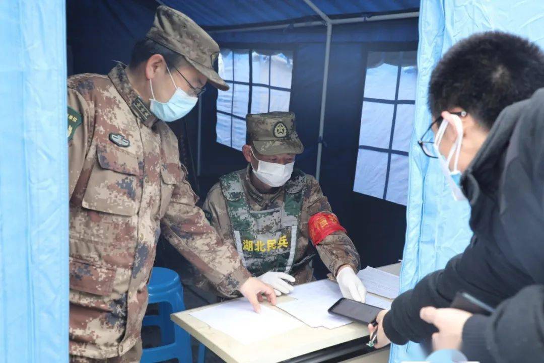武汉抗疫最美家庭军装配白衣即使相隔千里我们并肩战疫